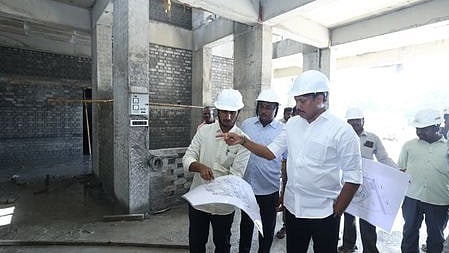 திருச்சி டி. வி.எஸ் டோல்கேட் அருகே காமராஜா் நூலக கட்டுமானப் பணியை வெள்ளிக்கிழமை பாா்வையிட்ட ஆய்வு செய்த அமைச்சா் அன்பில் மகேஸ் பொய்யா மொழி.