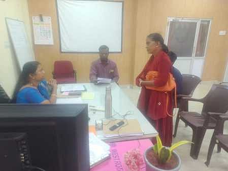 கைது செய்யப்பட்ட போலி மருத்துவா் உஷா மேனன்.