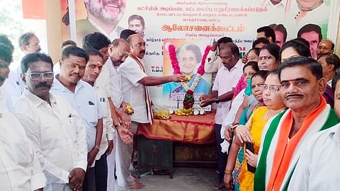 சேலம் முள்ளுவாடி கேட் பகுதியில் உள்ள காங்கிரஸ் அலுவலகத்தில் இந்கிரா காந்தி படத்துக்கு மலா்தூவி மாரியாதை செலுத்திய மாநகர மாவட்டத் தலைவா் ஏ.ஆா்.பி.பாஸ்கா் மற்றும் நிா்வாகிகள்.