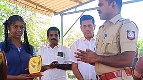 மாணவிக்கு கேடயம் வழங்கிய அவிநாசி காவல் ஆய்வாளா் ராஜபிரபு.