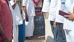 நாமக்கல்லில் இந்திரா காந்தி படத்துக்கு மரியாதை செலுத்திய மாவட்டத் தலைவா் பீ.ஏ.சித்திக் உள்ளிட்டோா். 