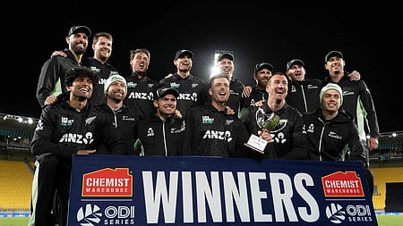 கோப்பையுடன் நியூஸிலாந்து வீரா்கள்.