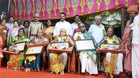 தஞ்சாவூா் பெரிய கோயிலில் சனிக்கிழமை நடைபெற்ற மாமன்னன் இராஜராஜ சோழனின் 1040-ஆவது சதய விழாவில் பண்ணிசைப் பேரறிஞா் பழநி ப. சண்முகசுந்தர தேசிகருக்கு தேவார நாயகம் விருதும், நாட்டுப்புறக் கலைஞா் சின்னப்பொண்ணு குமாா், திருவையாறு அரசு இசைக் கல்லூரி முன்னாள்