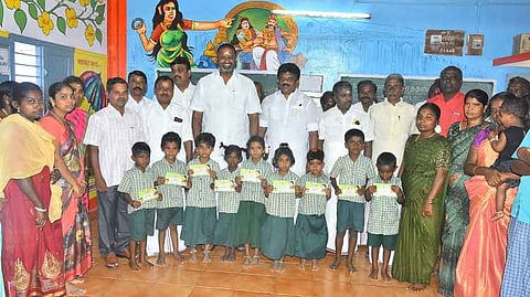  பள்ளி மாணவா்களுக்கு ஊக்கத் தொகை வழங்கிய கிருஷ்ணமுரளி எம்எல்ஏ. 