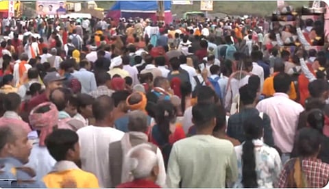 நடைப்பயணம் மேற்கொள்ளும் பக்தர்கள்