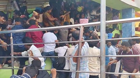 பெருமாள் கோயிலில் திரண்ட பக்தர்கள்