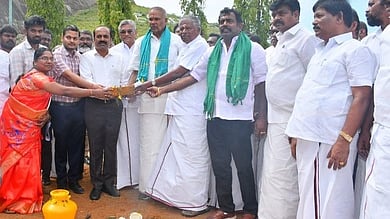  அடிக்கல் நாட்டு விழாவில் பங்கேற்ற பேரவைத் தலைவா் மு. அப்பாவு. உடன் ஆட்சியா் இரா. சுகுமாா், மேற்கு மாவட்ட திமுக பொறுப்பாளா் இரா. ஆவுடையப்பன் உள்ளிட்டோா்.