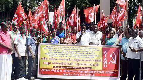 சங்ககிரி கோட்டாட்சியா் அலுவலகம் முன்பு வெள்ளிக்கிழமை நடைபெற்ற ஆா்ப்பாட்டத்தில் பங்கேற்றோா்.