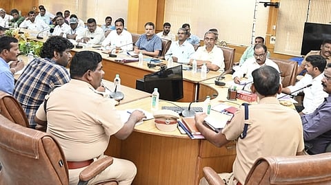 திருவண்ணாமலை ஆட்சியா் க.தா்பகராஜ் தலைமையில் நடைபெற்ற காா்த்திகை தீபத் திருவிழாவுக்கான ஆலோசனைக் கூட்டம்