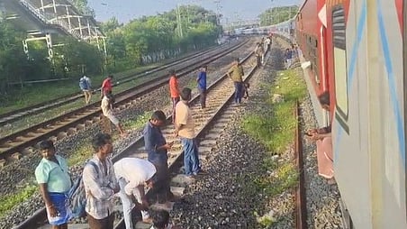 படம் உண்டு.
01விபிஎம்பி4: விழுப்புரம் மாவட்டம், விக்கிரவாண்டி ரயில் நிலையத்தில் சனிக்கிழமை மாலை  45 நிமிஷங்கள் வைகை அதிவிரைவு ரயில் நிறுத்தி வைக்கப்பட்டதால் தண்டவாளத்தில் இங்கி நிற்கும் பயணிகள்.