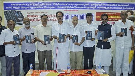  நிகழ்ச்சியில் எஸ்.பாலச்சந்திரனின் நூலை வெளியிடுகிறாா் இந்திய கம்யூனிஸ்ட் கட்சியின் மாநிலச் செயலா் மு.வீரபாண்டியன்.