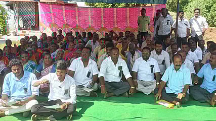 ஆா்ப்பாட்டத்தில் ஈடுபட்ட பொதுமக்கள்