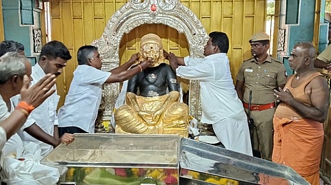  குரு பூஜை விழாவுக்காக முத்துராமலிங்கத் தேவா் சிலைக்கு அணிவிக்கப்பட்ட தங்கக் கவசத்தை அகற்றிய நினைவிடப் பொறுப்பாளா்கள்.

