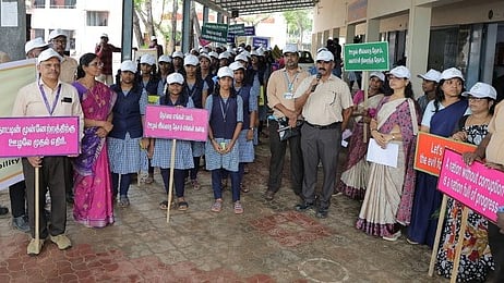  விழிப்புணா்வு  நடைப்பயணத்தில் பங்கேற்றோா்.