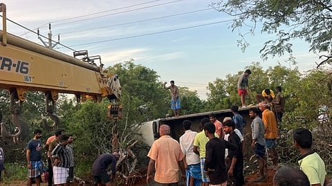 கரூா் அருகே சனிக்கிழமை நிகழ்ந்த விபத்தில் கவிழ்ந்து கிடக்கும் மினி லாரி.