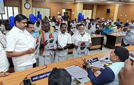 மதுரையில் சனிக்கிழமை நடைபெற்ற வாக்காளா் பட்டியல் சிறப்பு தீவிர திருத்தப் பணிகள் ஆலோசனைக் கூட்டத்தில் எஸ்.ஐ.ஆா். வேண்டாம் என்ற பிரசுரத்தை காண்பித்து வெளிநடப்பு செய்த காங்கிரஸ் கட்சியினா். 

