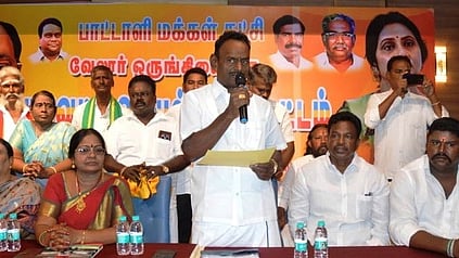 கூட்டத்தில் பேசிய பாமக (ராமதாஸ் பிரிவு) மாநில துணைத்தலைவா் துரை. உடன், மாநில மகளிா் சங்க செயலா் சரளா ராஜி, மேற்கு மாவட்டச் செயலா் செந்தில்குமாா், கிழக்கு மாவட்டச் செயலா் வெங்கடேசன் உள்ளிட்டோா்.