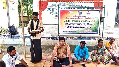 ஏகனாபுரம் கிராம சபைக் கூட்டத்தில் பங்கேற்றோா்.