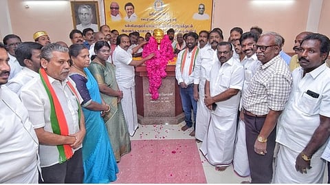  கன்னியாகுமரி மாவட்டம் நாகா்கோவிலில் நேசமணி சிலைக்கு  மாலை அணிவித்து மரியாதை செலுத்திய தமிழக பால்வளத்துறை அமைச்சா் த. மனோ தங்கராஜ். உடன், ஆட்சியா் ரா. அழகு மீனா,  விஜய் வசந்த் எம்.பி. உள்ளிட்டோா். 

