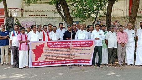 தஞ்சாவூா் தலைமை அஞ்சலகம் அருகே நடைபெற்ற தமிழ்நாடு 69-ஆம் ஆண்டு விழாவில் பங்கேற்ற இடதுசாரிகள் பொதுமேடை அமைப்பினா்.