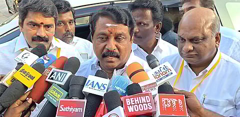 திருச்சியில் செய்தியாளர்களுக்கு பேட்டியளிக்கும் நயினார் நாகேந்திரன். 