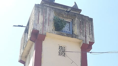 செங்கம் பழைய பேருந்து நிலையத்தில் பழுதடைந்து, செடி கொடிகள் முளைத்து காணப்படும் மணிக்கூண்டு