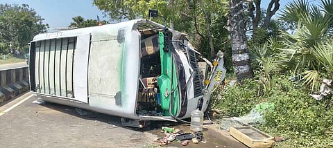 குறிஞ்சிப்பாடி அருகே விபத்துக்குள்ளான சுற்றுலா வேன்.