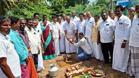  சிதம்பரம் அருகே தாண்டவராயன் சோழகன் பேட்டையில் மீன் வலை பின்னும் கூடம் கட்டும் பணிக்கு அடிக்கல் நாட்டிய கே.ஏ.பாண்டியன் எம்எல்ஏ.