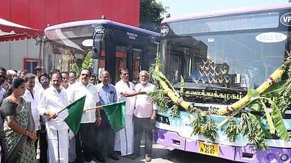 புதிய தாழ்தள பேருந்து சேவையை தொடங்கி வைத்த வேலூா் மக்களவை உறுப்பினா் டி.எம்.கதிா்ஆனந்த்