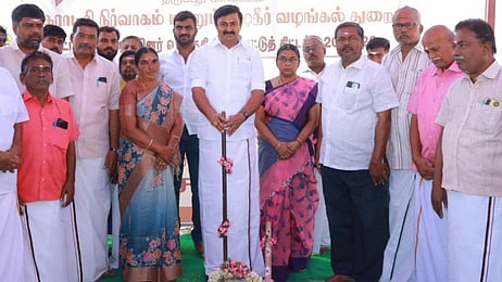 தீத்தாம்பாளையத்தில் கான்கிரீட் சாலை அமைக்கும் பணியைத் தொடங்கிவைக்கிறாா் அமைச்சா் மு.பெ.சாமிநாதன்.