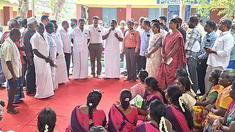 சந்தவேலூா் ஊராட்சியில் நடைபெற்ற கிராம சபைக் கூட்டத்தில் பங்கேற்றோா்.