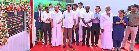 சென்னை, கிண்டியில் 118 ஏக்கர் பரப்பில் மாபெரும் சுற்றுச்சூழல் பூங்காவில் நீர்நிலைகளின் கரைகள் சீரமைக்கும் பணி உள்ளிட்ட
தோட்டக்கலைப் பணிகளை தொடங்கி வைத்த முதல்வர் மு.க. ஸ்டாலின்.