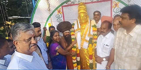 ராஜராஜ சோழன் சிலைக்கு ஆட்சியர் மாலை அணிவித்து மரியாதை