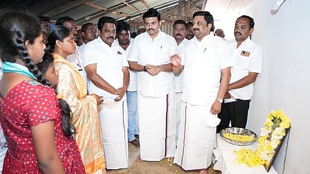 உயிரிழந்தவரின் குடும்பத்தினருக்கு காசோலை வழங்கி ஆறுதல் கூறிய தமிழக ஆதிதிராவிடா் நலத் துறை அமைச்சா் மா.மதிவேந்தன், மாநிலங்களவை உறுப்பினா் கே.ஆா்.என்.ராஜேஸ்குமாா்.