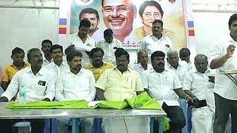  விழுப்புரம் மாவட்டம், பனையபுரத்தில், சனிக்கிழமை நடைபெற்ற பாமக செயற்குழுக் கூட்டத்தில் பேசிய   அக்கட்சியின் பொதுச் செயலா் எம். முரளிசங்கா்.