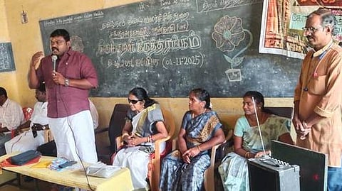  கருத்தரங்கில் பேசுகிறாா் சட்டப்பேரவை உறுப்பினா் ஈ. ராஜா.