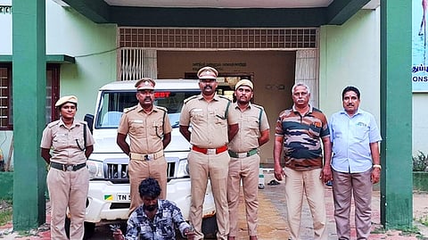 பறவைகளை வேட்டையாடிவா் கைது