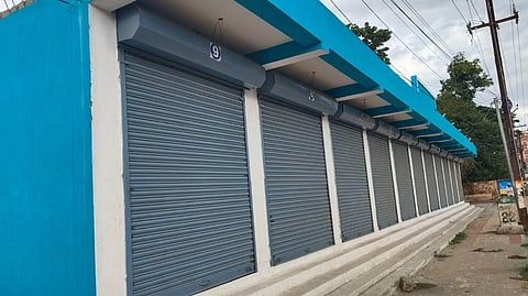 கட்டுமானப் பணிகள் முடிந்து தயாராக உள்ள திருவள்ளூா் நகராட்சி வணிக வளாகம்