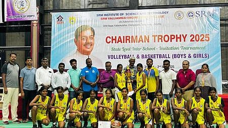 கூடைப்பந்தில் சாம்பியன் பட்டம் வென்ற தஞ்சாவூா் செயின்ட் ஜோசப் பள்ளி அணியினா்.