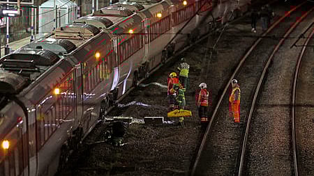 பயணிகள் மீதான கத்திக்குத்து தாக்குதலையடுத்து நிறுத்தப்பட்ட ரயிலில் ஆய்வு செய்த காவல் துறையினா்.