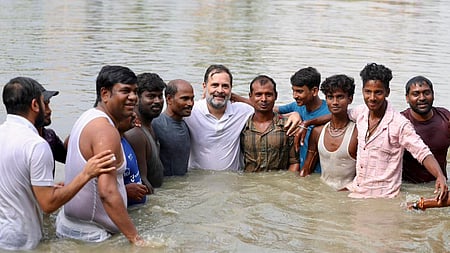 மீனவா்களுடன் குளத்தில் மீன்பிடித்து கலந்துரையாடிய காங்கிரஸ் எம்.பி. ராகுல் காந்தி.