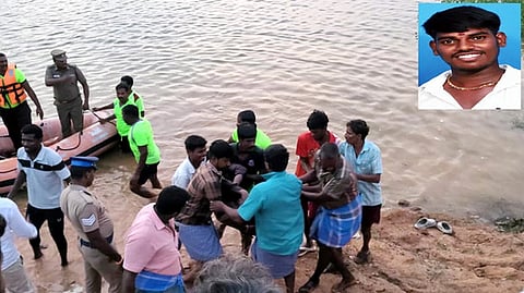 தேடும் பணியில் தீயணைப்புத் துறையினா். உள்படம், பாலா.