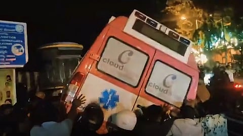 பெங்களூரு: கட்டுப்பாட்டை இழந்த ஆம்புலன்ஸ் இருசக்கர வாகனங்கள் மீது மோதியதில் தம்பதி பலி  