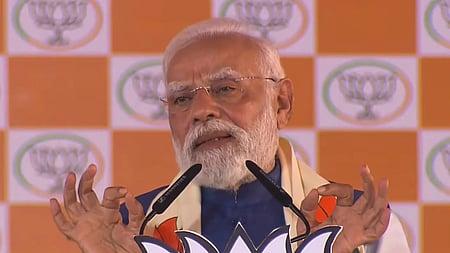 பிகாா் பேரவைத் தோ்தலையொட்டி நவாடாவில் நடைபெற்ற பிரசாரக் கூட்டத்தில் பேசிய பிரதமா் நரேந்திர மோடி.