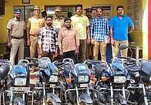 பைக்குகள் திருடிய இருவா் கைது