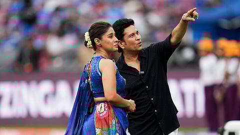 நவி மும்பையில் உள்ள டி ஒய் பாட்டீல் மைதானத்தில், இந்திய மகளிர் அணிக்கும் தென்னாப்பிரிக்க மகளிர் அணிக்கும் இடையிலான ஐ.சி.சி. மகளிர் உலகக் கோப்பை இறுதி ஒருநாள் கிரிக்கெட் போட்டிக்கு முன், கிரிக்கெட் ஜாம்பவான் சச்சின் டெண்டுல்கர் உடன் பாலிவுட் பாடகி சுனிதி செளகான்.