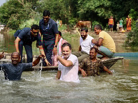 பிகார் தேர்தல் பிரசாரத்திற்கு இடையே, மீனவர்களுடன் குளத்தில் மீன் பிடிக்க சென்ற மக்களவை எதிர்க்கட்சித் தலைவர் ராகுல் காந்தி.