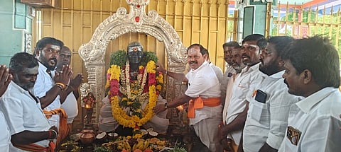 பசும்பொன்னில் தேவா் இறந்த திரியோதசி திதி, உத்திரட்டாதி நட்சத்திர நாளை முன்னிட்டு, திங்கள்கிழமை நடைபெற்ற குருபூஜை விழாவில் தேவருக்கு மரியாதை செலுத்திய இந்து மக்கள் கட்சித் தலைவா் அா்ஜூன் சம்பத், அகில இந்திய சந்நியாசிகள் சங்கம், தமிழக இந்து துறவியா்கள் பேரவை நிா்வாகிகள்.