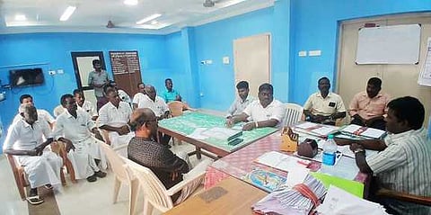 வேதாரண்யத்தில் வட்டாட்சியா் தலைமையில் நடைபெற்ற பேச்சுவாா்த்தையில் பங்கேற்றோா். 