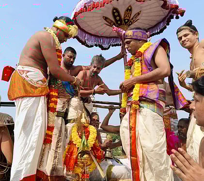 சிதம்பரம் தில்லை கோவிந்தராஜப்பெருமாள் கோயில் விமான கலசத்திற்கு 
கும்பநீரை ஊற்றி கும்பாபிஷேகத்தை நடத்தி வைத்த பட்டாச்சாரியாா்கள்